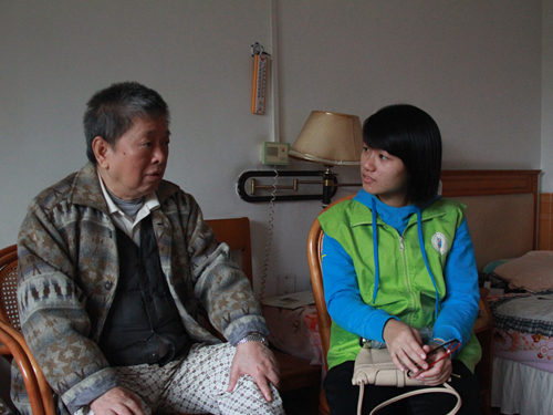 爷爷鼓励志愿者们多出去看外面的世界