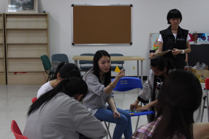 组与组之间交换七巧板合作完成任务