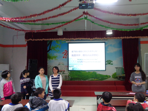 志愿者向孩子们自我介绍