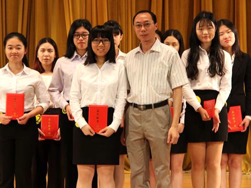 taptap点点体育郭桂杭为一等奖选手颁奖