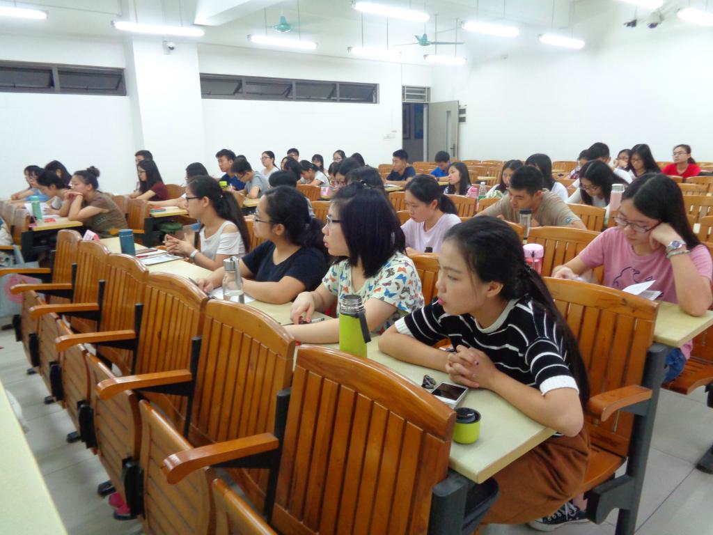 积极分子们认真听讲