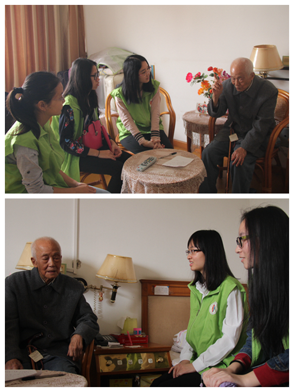 爷爷与志愿者们交谈