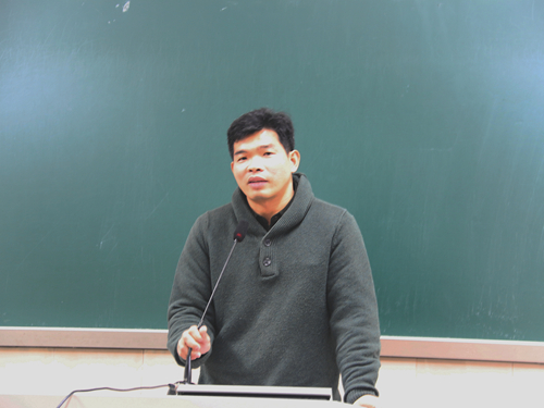 张书记对在做积极分子进行培训