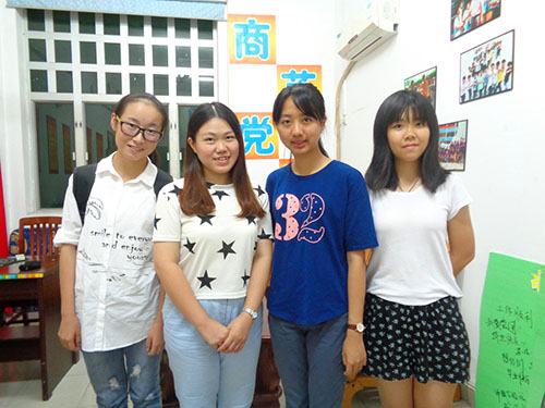 陈娓老师与记者们合照