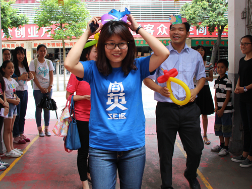车小真书记带上孩子们送上的花环