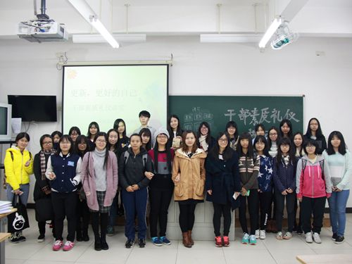 罗好与党建成员们合照