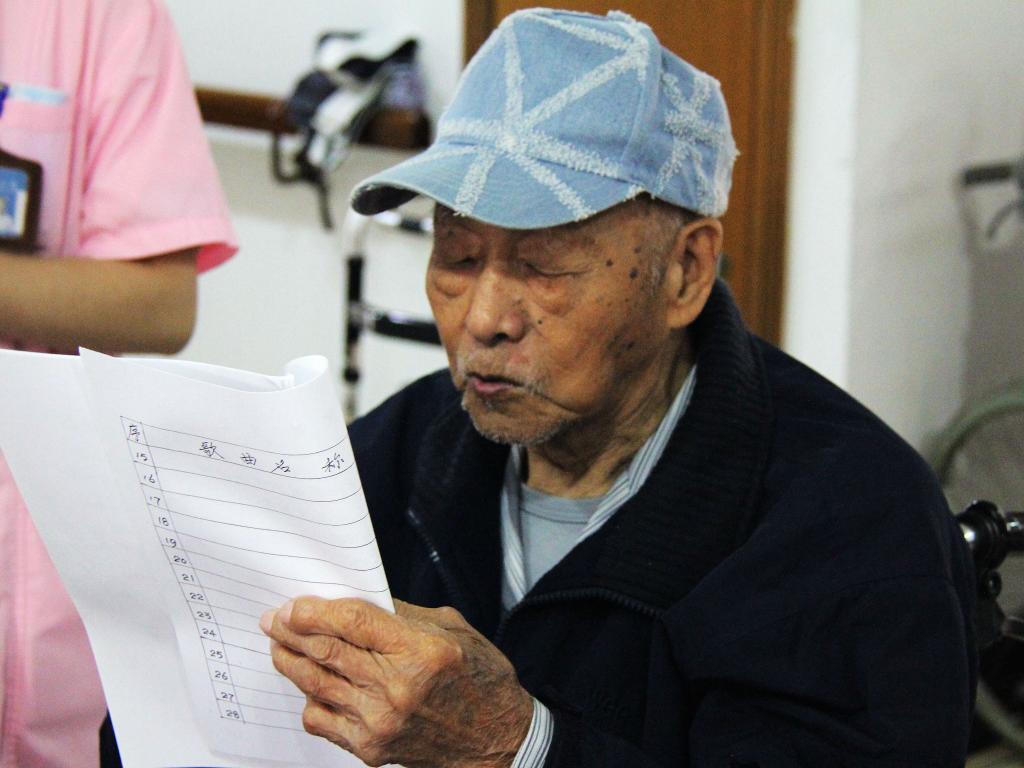 蔡伯为大家演唱歌曲