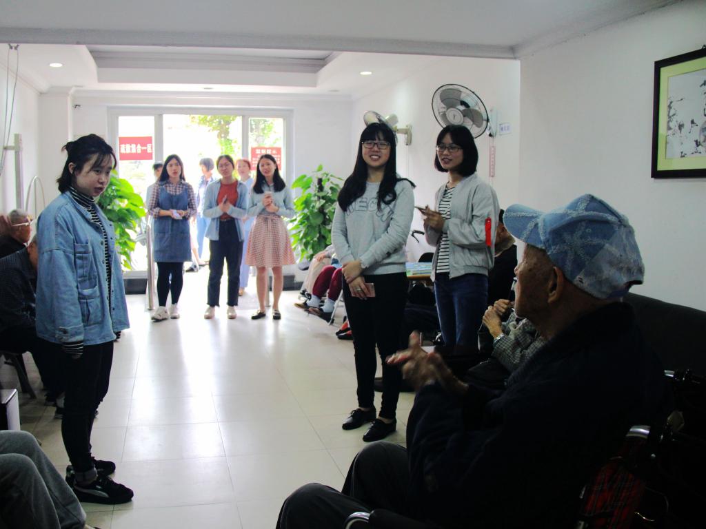 志愿者们表演歌唱节目