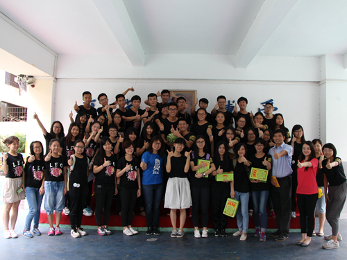 领导们为Leo与Sunkids送上慰问品